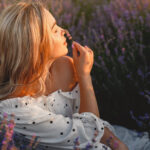 gli ormoni della felicità, donna in un campo di lavanda, serotonina, aroma, rilassamento, meditazione, luce, sole,